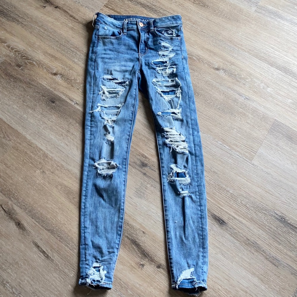 AMERICAN EAGLE RIPPED JEANS !!